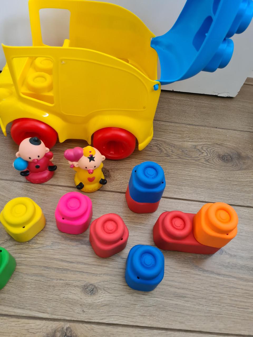 Bumba schoolbus gevuld met zachte blokken en Bumba figuurtjes Clementoni