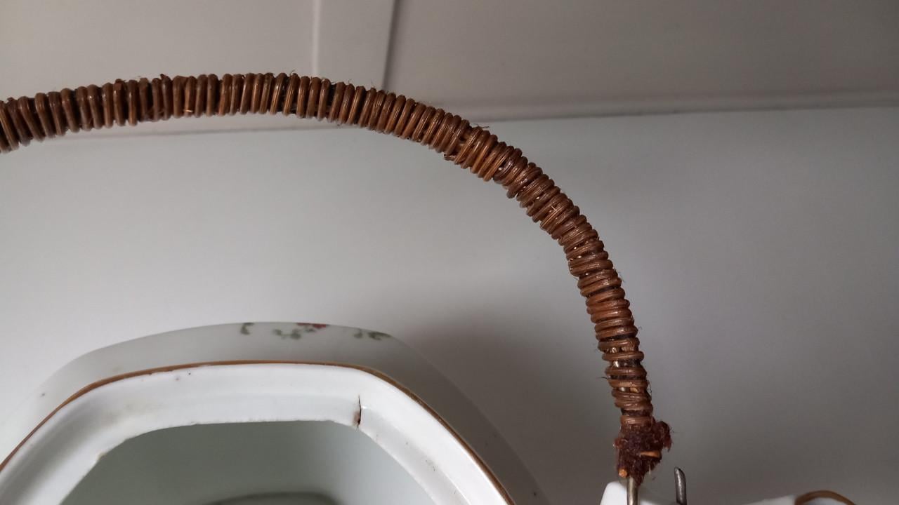 Oude koffie- theepot met rieten hengsel