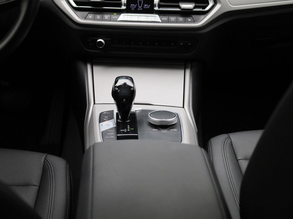 BMW 3-serie touring 330e business edition plus | automaat | navigatie | app