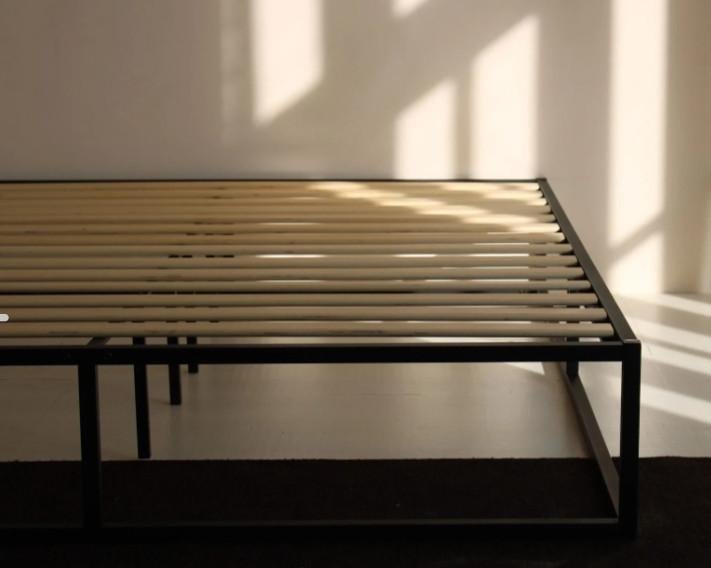 Zwart stalen bedframe