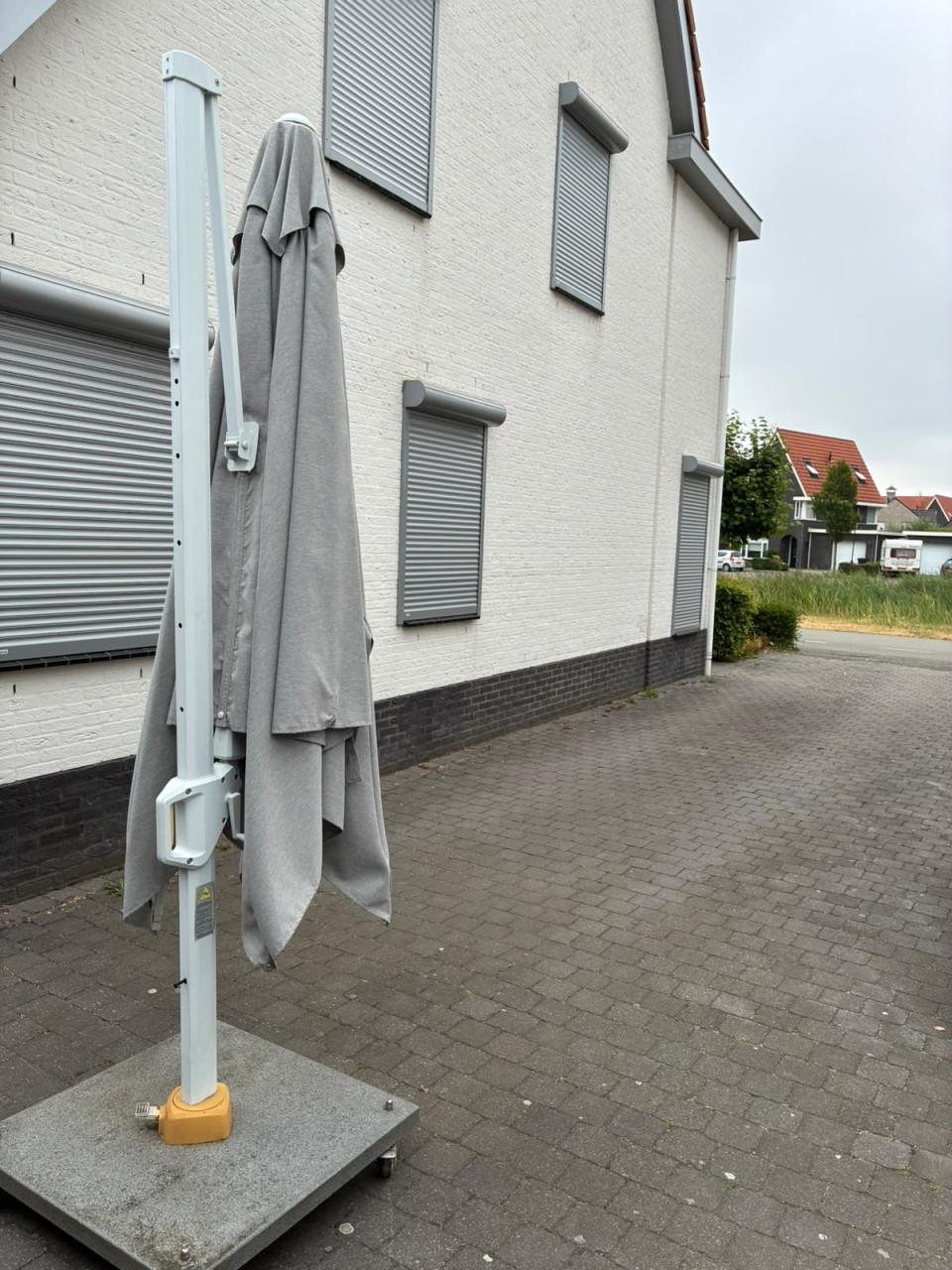 Lichtgrijze parasol 3x3 m Platinum casual living van Challenger z.g.a.n.