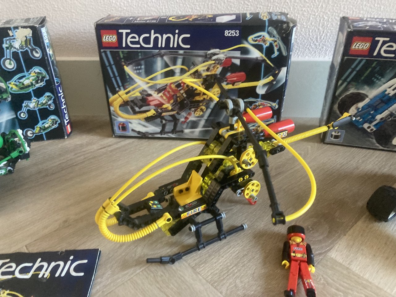 3 Lego technic sets met doos en met boekjes