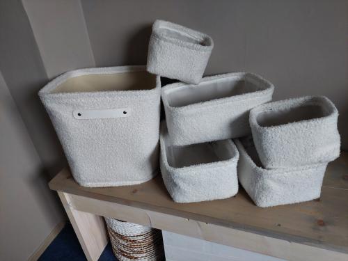 6 witte nieuwstaat manden met teddystof