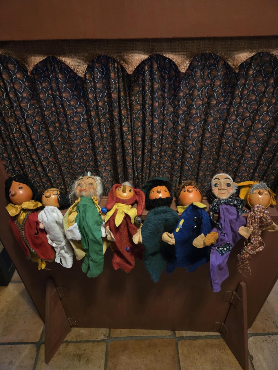 Poppenkast met 8 houten poppen en wisselende achtergronden