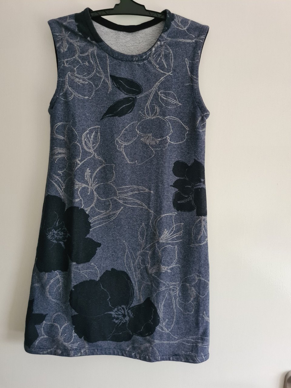 Heel leuk donker blauw bloemen zomer jurkje. Maat 134-140