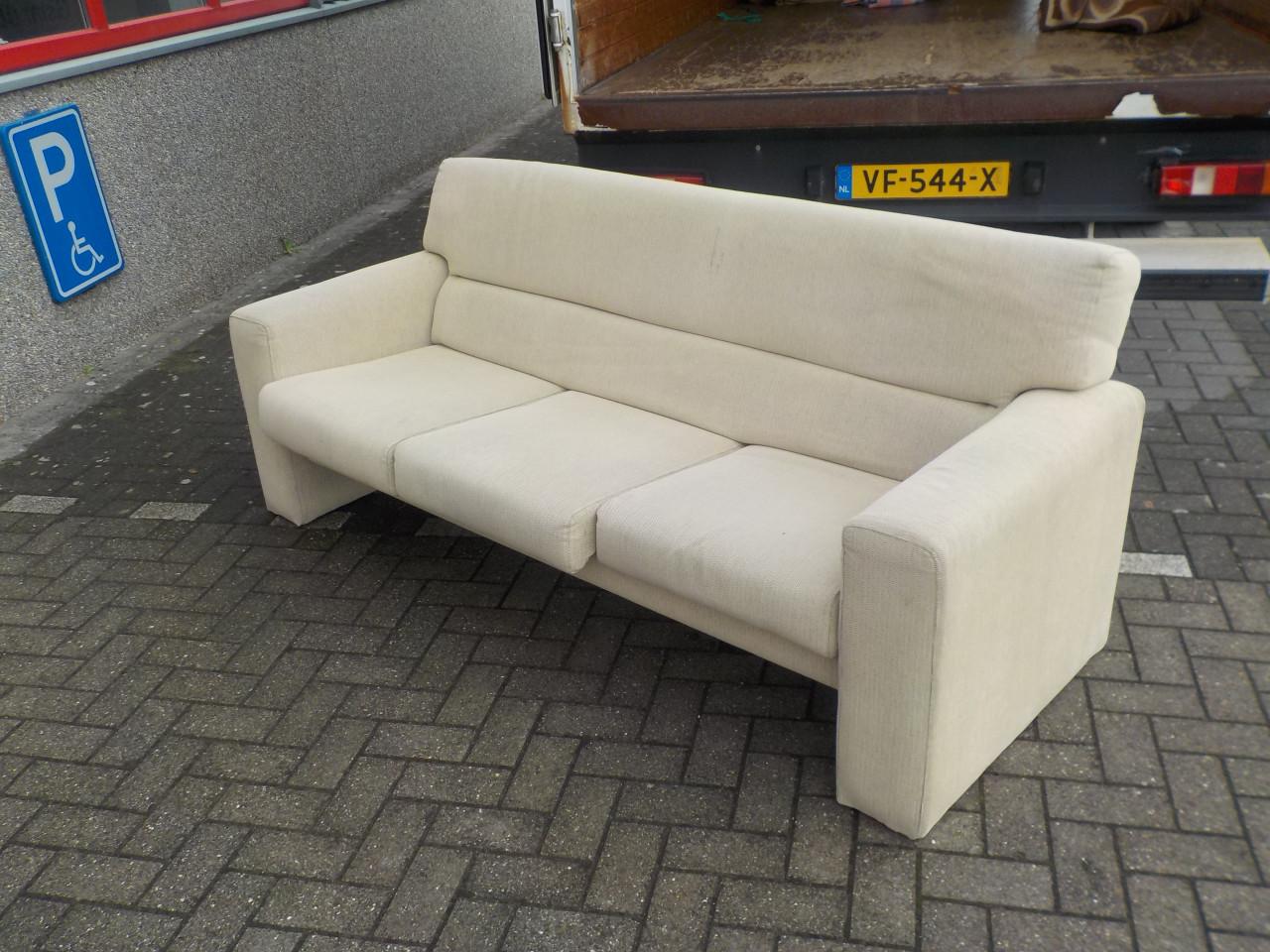 Mooie kwaliteit bank 215 cm breed in goede staat zit gedeelte kan verlengd