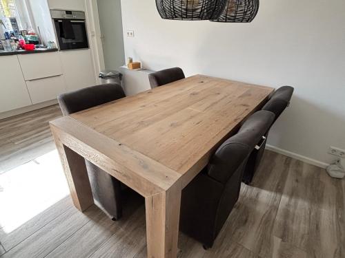 4 eetkamerstoelen en eettafel 190x95cm