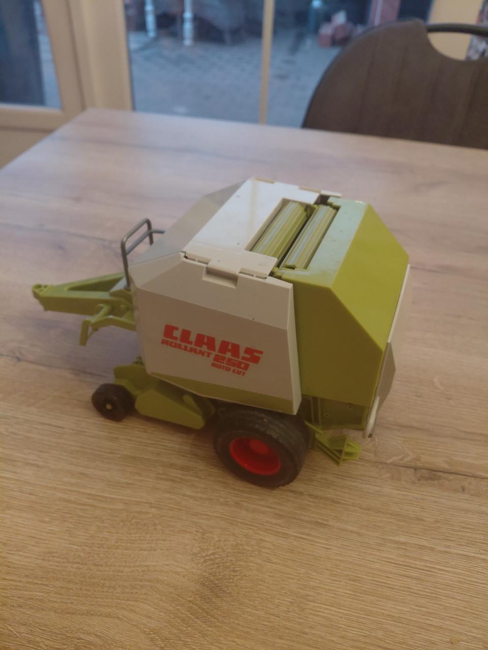 Bruder fendt met balenpers en grasmaaier