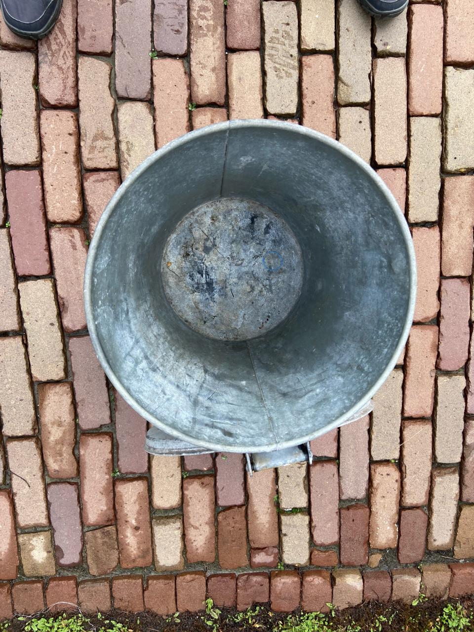 Vintage gegalvaniseerde metalen emmer met deksel