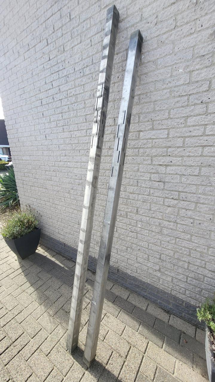 Twee aluminium metselprofielen