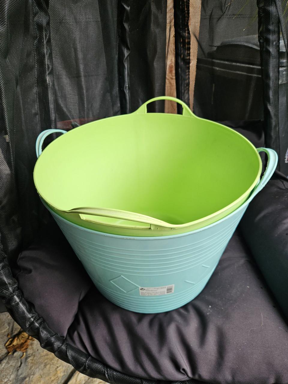 2 x grote flexibele wasmand samen 5 euro