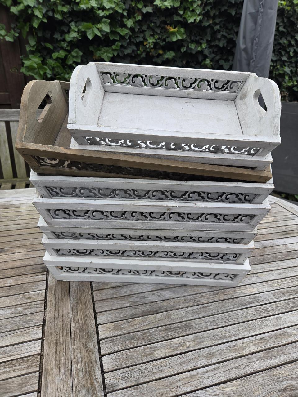 Set van 8 landelijke houten dienbladen met doorleefde look