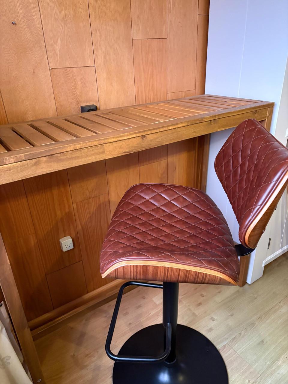 Verstelbare barkruk met tafel