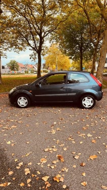 🚗 Ford Fiesta 1.6 benzine – 2005 – Rijdt en schakelt uitstekend!