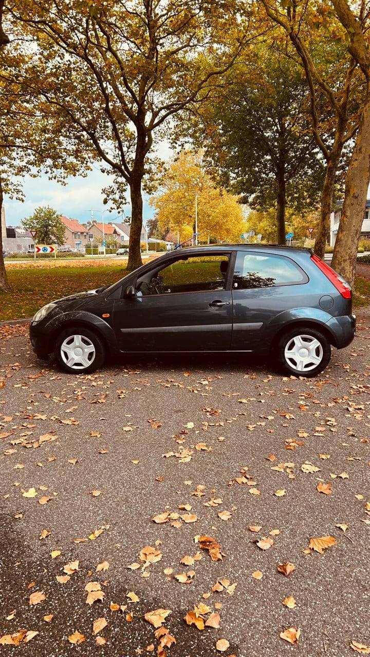 🚗 Ford Fiesta 1.6 benzine – 2005 – Rijdt en schakelt uitstekend!