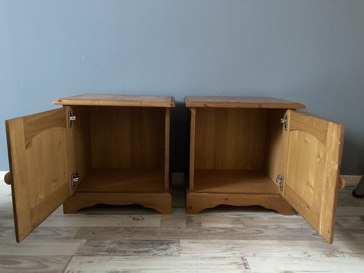 2 Grenen nachtkastjes