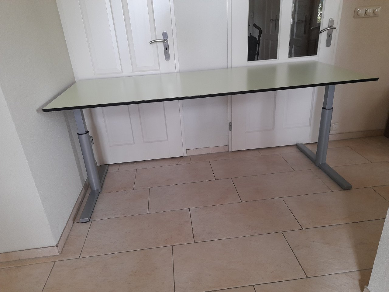 Mooi stevig in hoogte verstelbaar Bureau  (80 x 200) in goede staat )