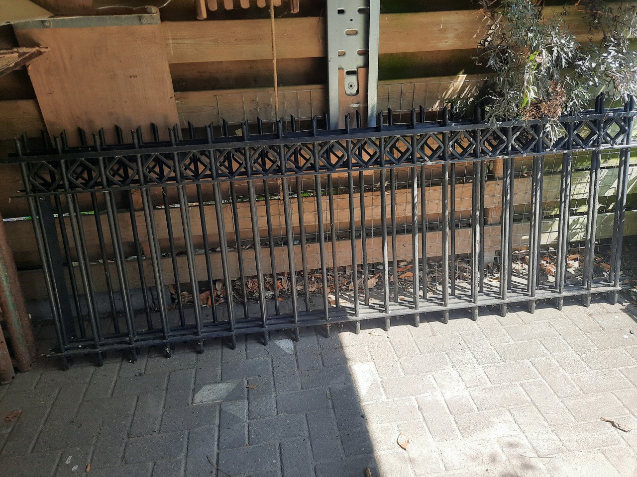 Prachtige draaipoort en sierhekwerk gegalvaniseerd en gepoedercoat zwart