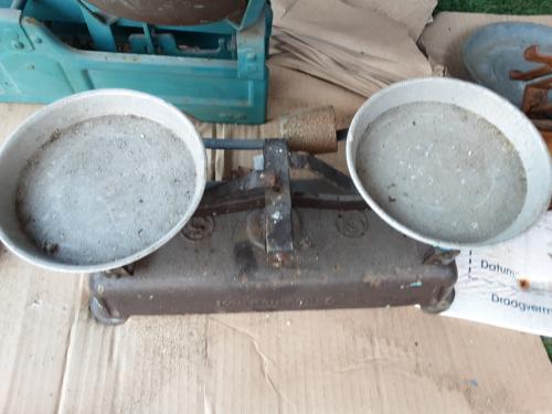 3 oude weegschalen