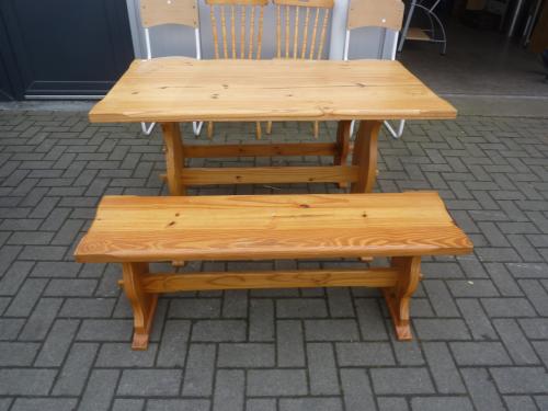 Tafel met 2 bankjes