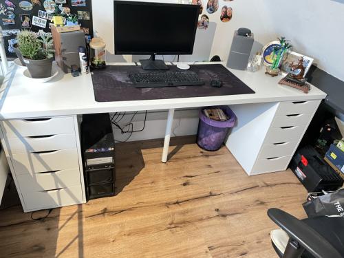Zo goed als nieuw IKEA LAGKAPTEN WIT bureau met middenpoot