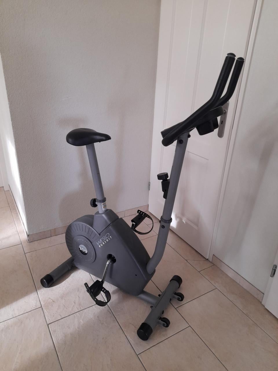 Hometrainer (werkt naar behoren ) in goede staat!  In zwaarte verstelbaar