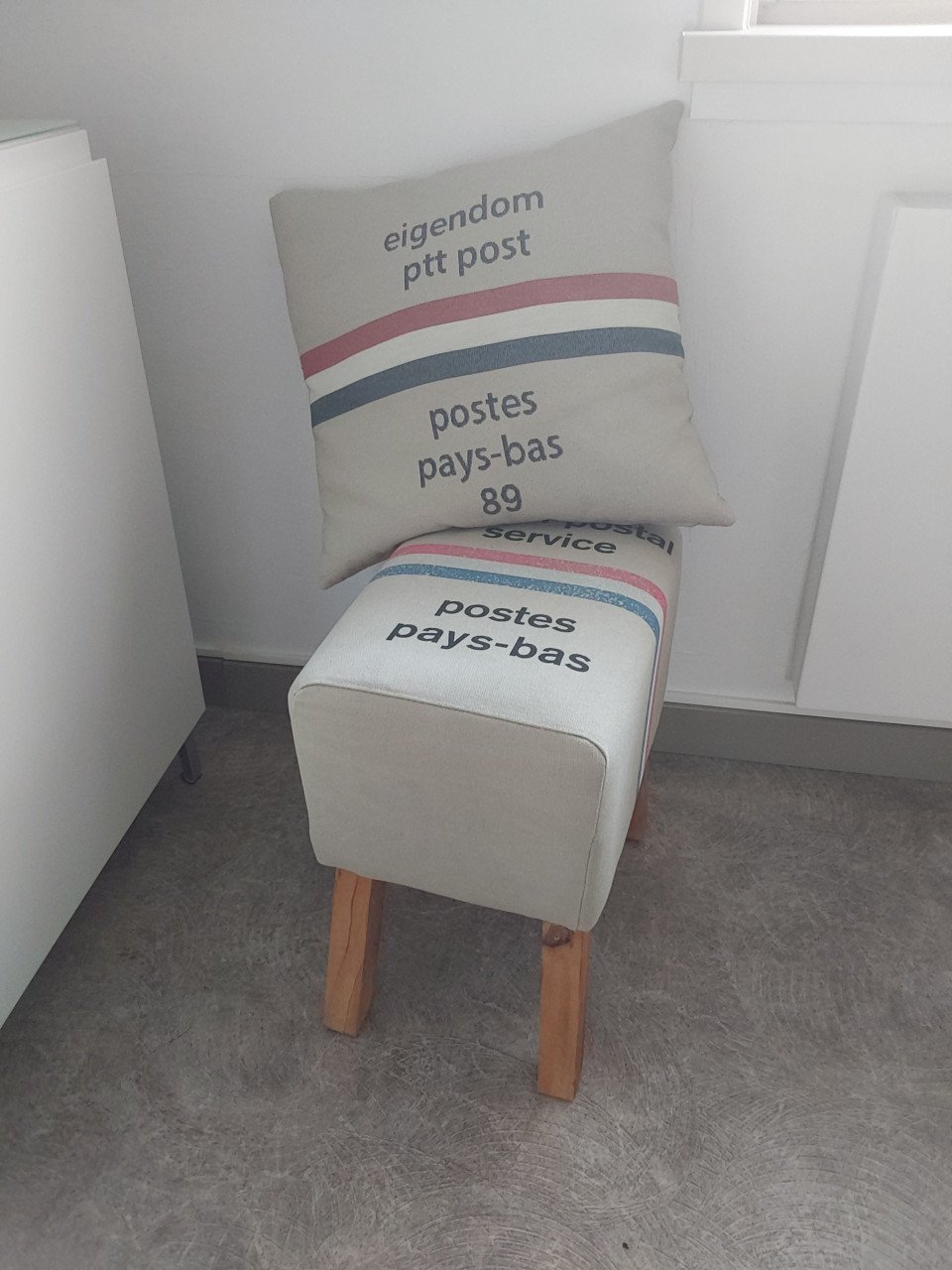 Voetenbankje/krukje met bijpassende kussen