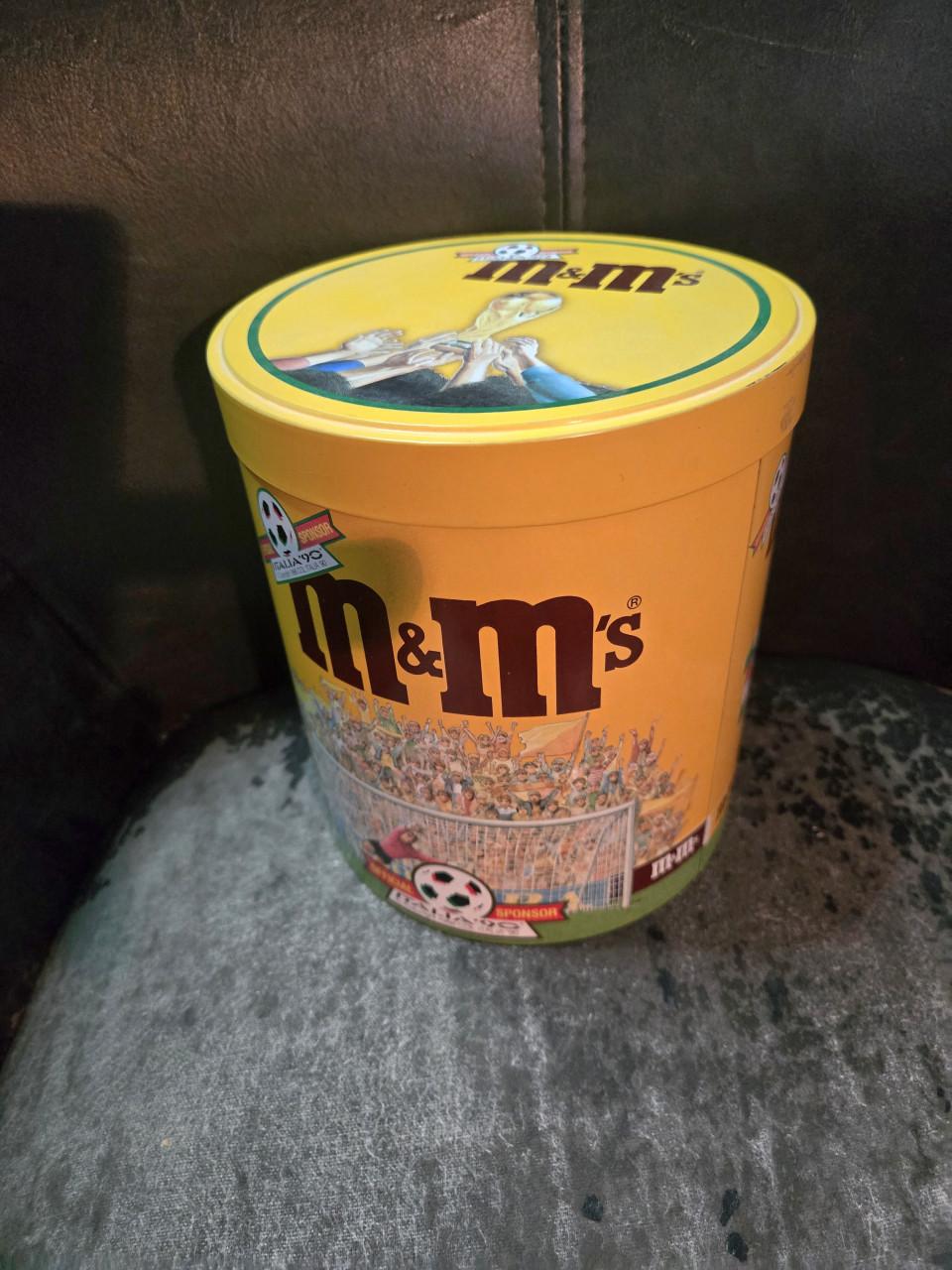 Vintage cilindrisch M&M's verzamelblik WK Italië 1990 H 18cm Ø 15.5cm