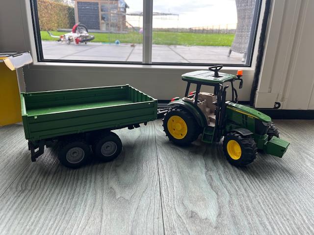 Bruder John Deere 5115 M met kar