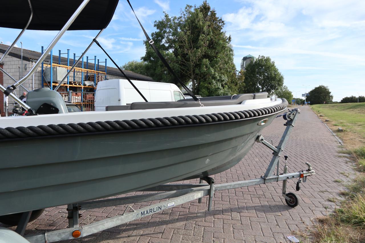 Nette boot met Mercury 20 pk buitenboordmotor en Marlin trailer