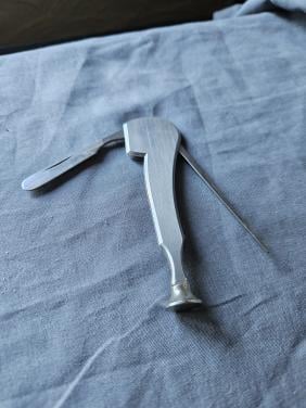 Mooie werkende vintage pijpenkrabber of tabakstool gemaakt van metaal.