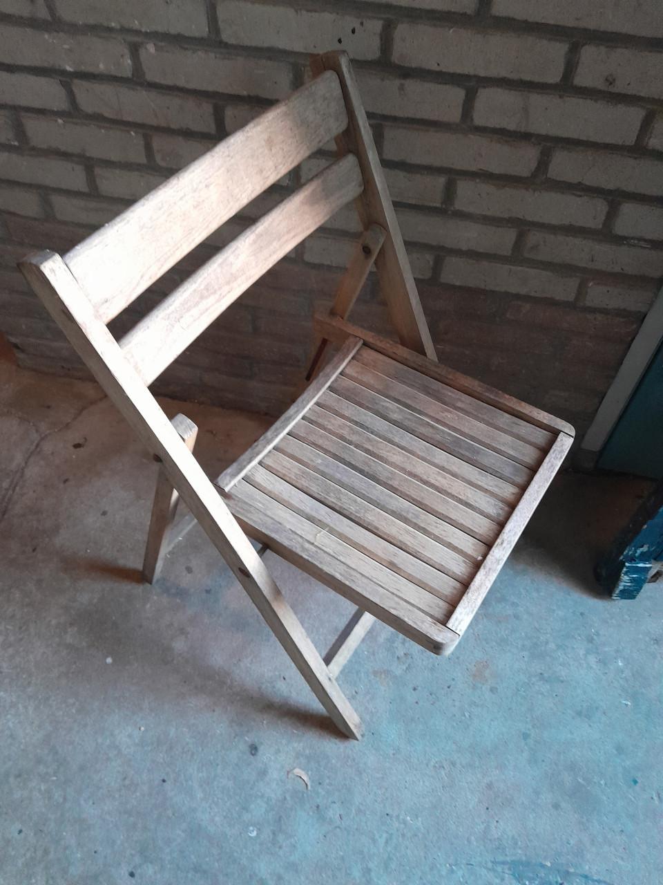 I.g.st.z. stoelen3 en 2 stuks, 1x klapstoel, 2 x krukje