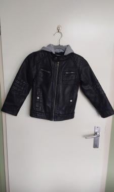 Zwarte imitatie leren jas met capuchon van het merk C&A in maat 122