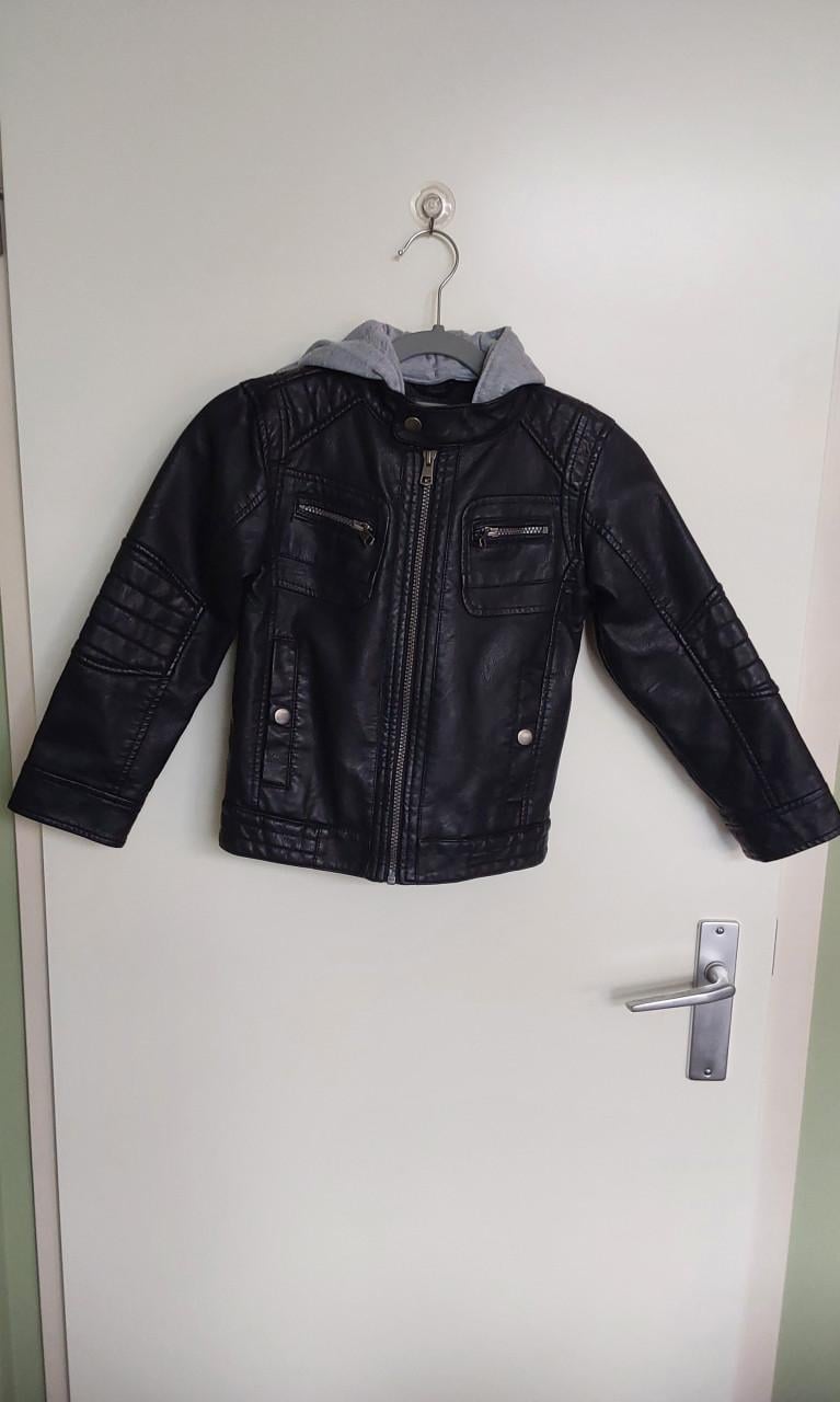Zwarte imitatie leren jas met capuchon van het merk C&A in maat 122