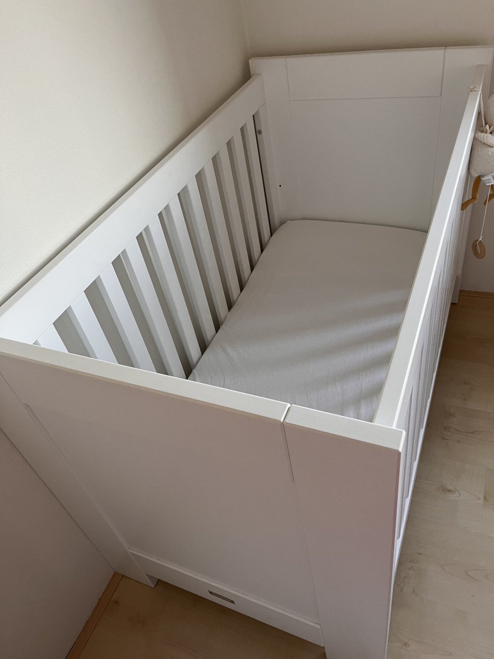 Bed en commode met wandrekje