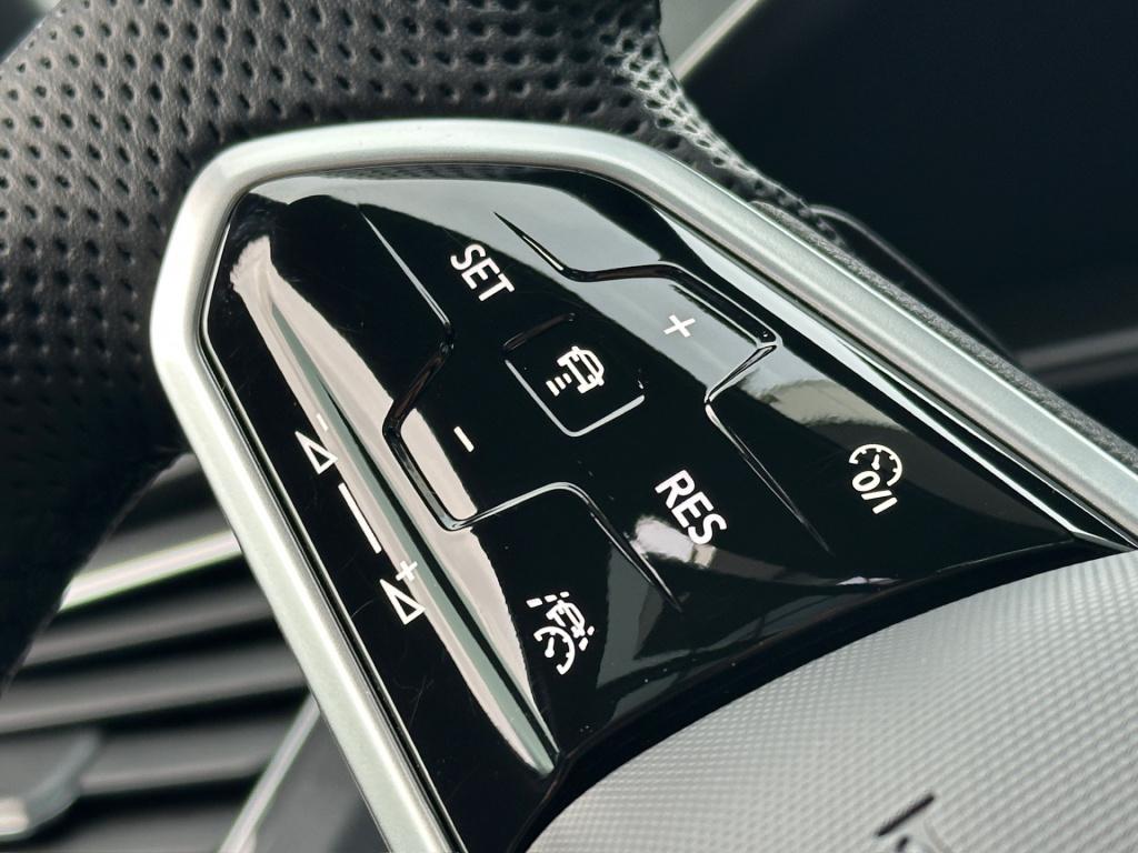 Volkswagen Tiguan 1.5 tsi 150pk dsg r-line | panoramadak | 20 inch | black 