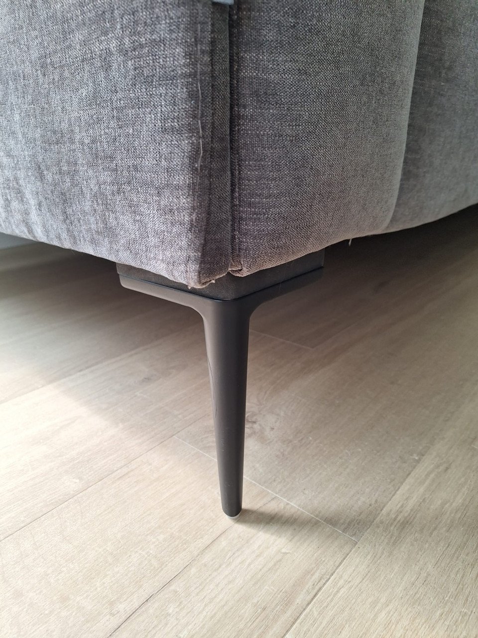 Mooie grijze bank met chaise longue van merk Bellus (model Nice)