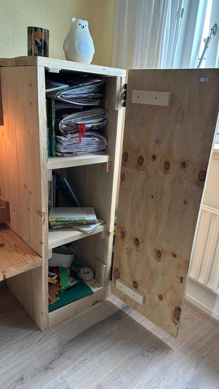 Kinderbureau met Krijtbord, Kast & Lamp