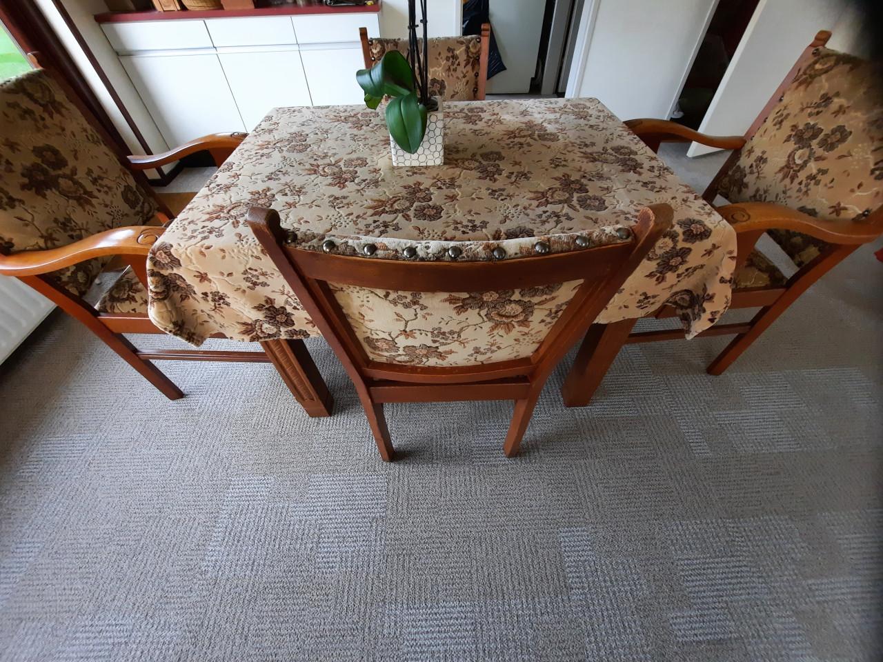 Eettafel met stoelen