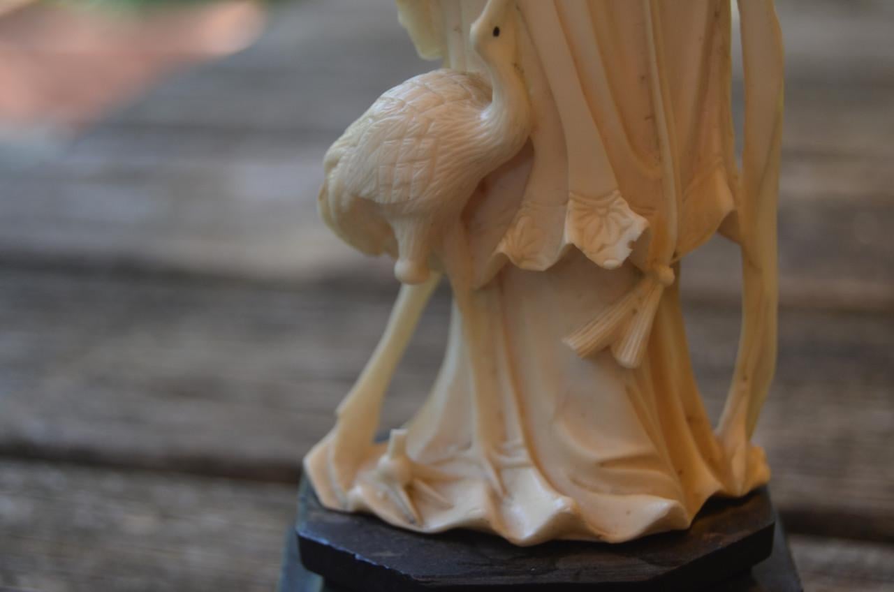 Ivorine figuur van een Chinese / Japanse dame. Met reiger.