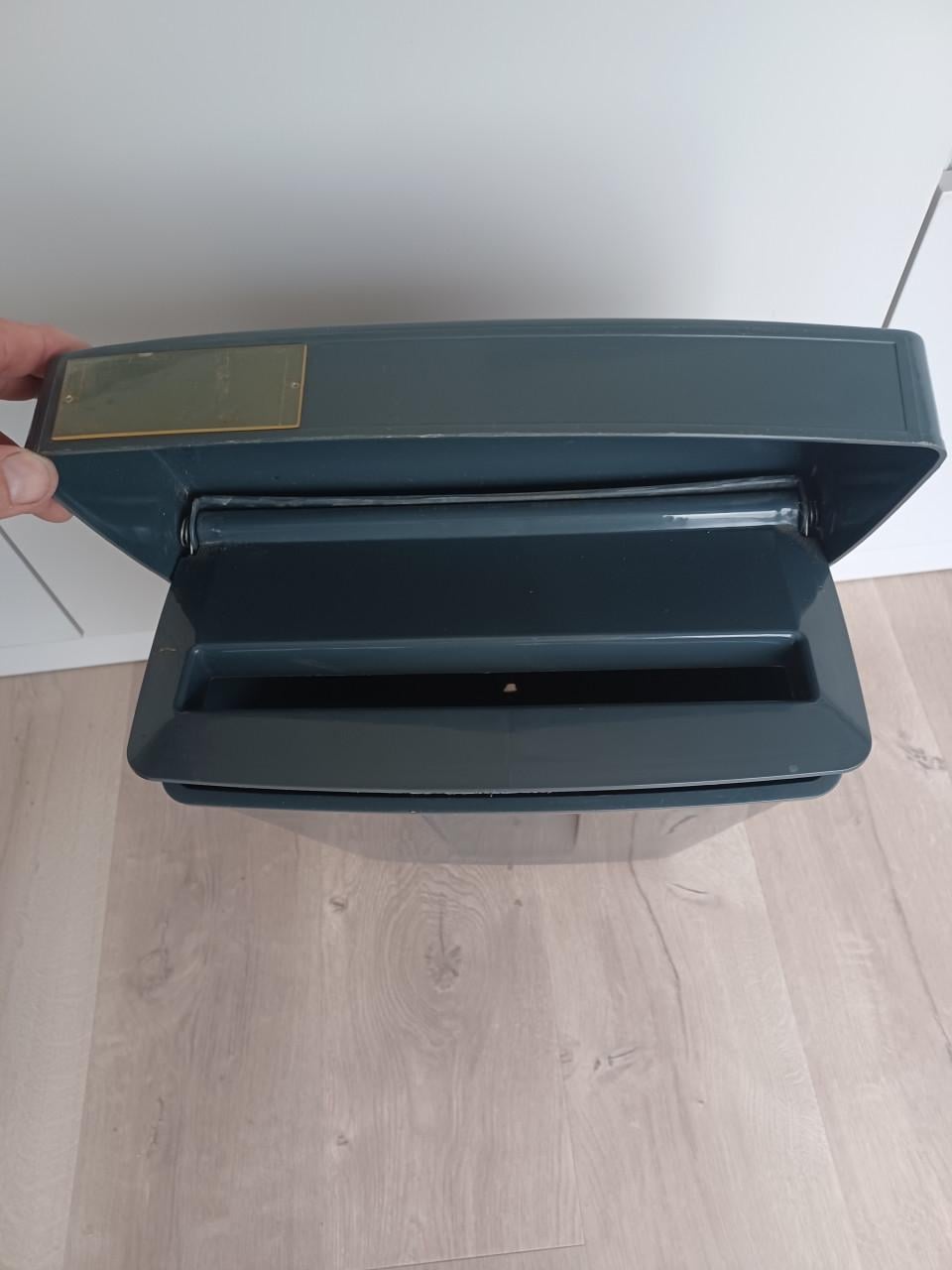 Kunststof brievenbus met slot.