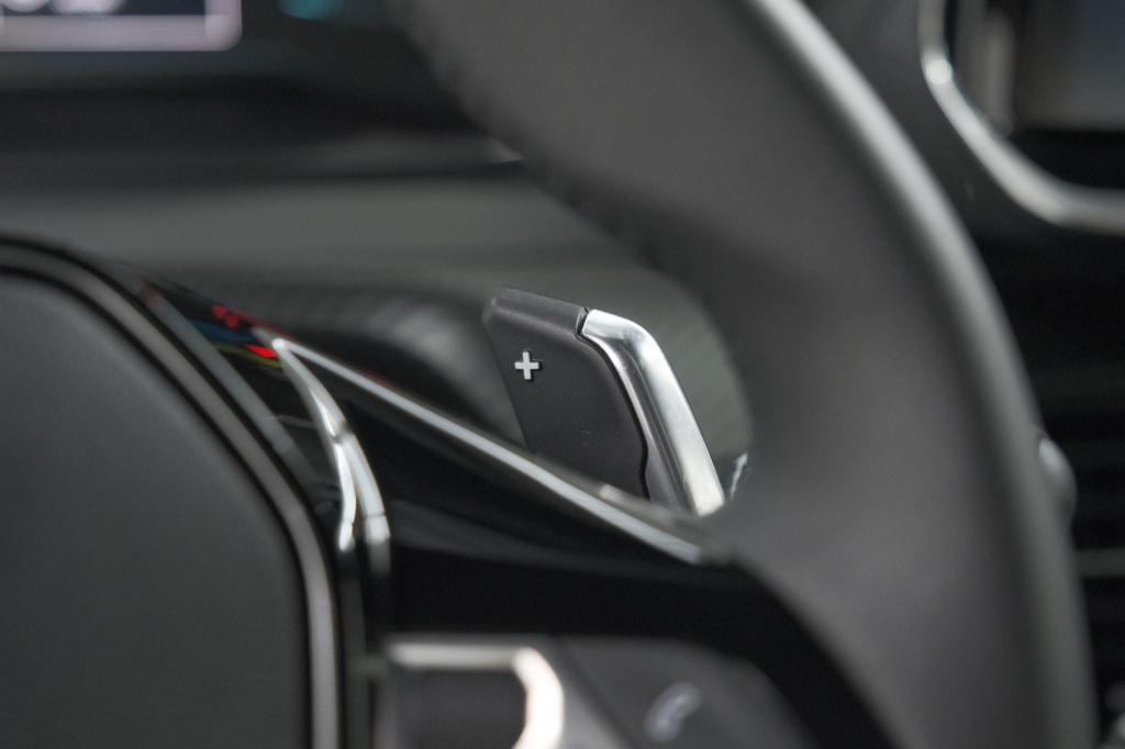 Peugeot 2008 1.2 hybrid 136 style | apple carplay | parkeersensoren | clima