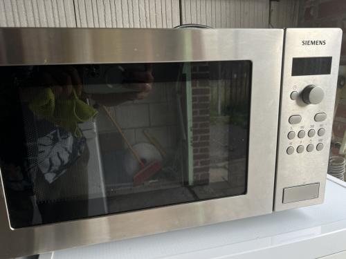 Ruime SIEMENS rvs magnetron met grote glazen plateau