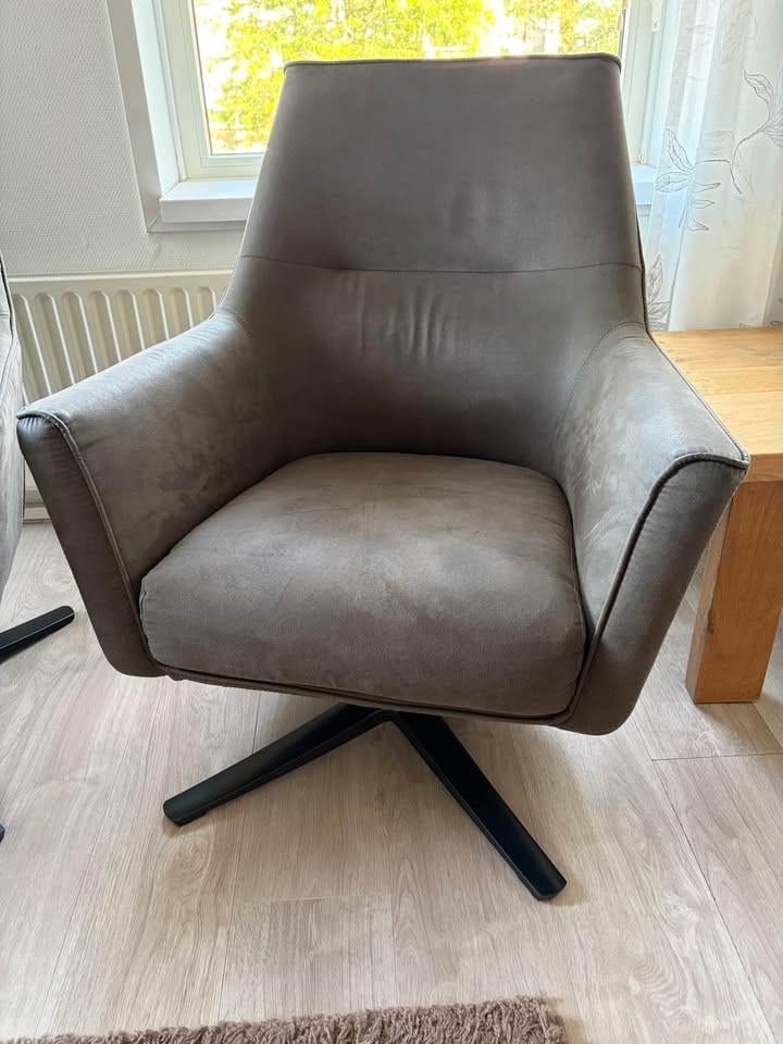 2 bruine draaistoelen