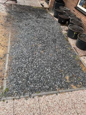 Antraciet steentjes voor in de tuin / split gratis afhalen