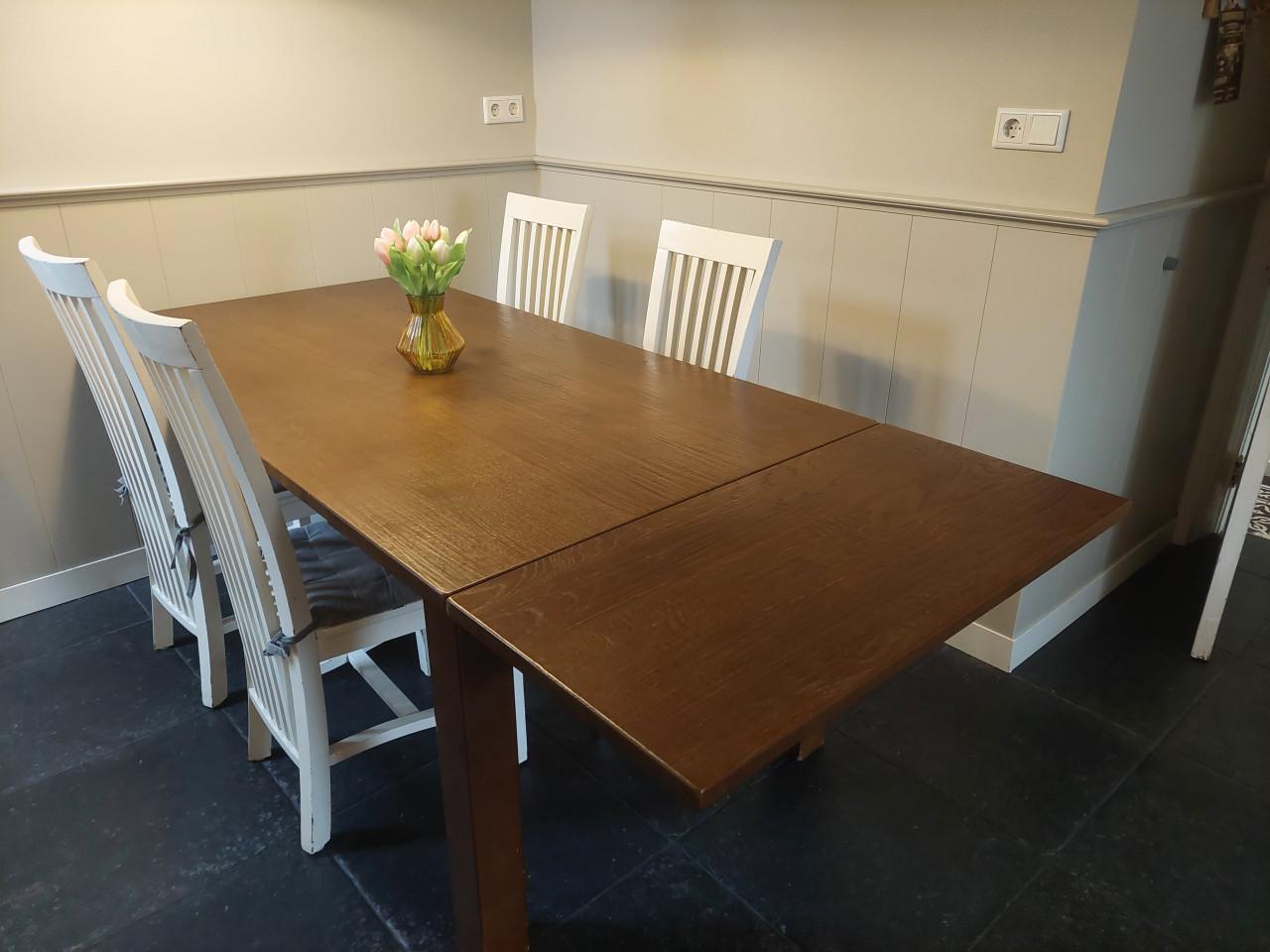 Prachtige eiken eetkamertafel met aansteekblad en stoelen