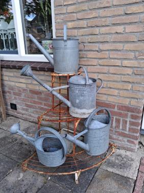 Oude  zinken gieters