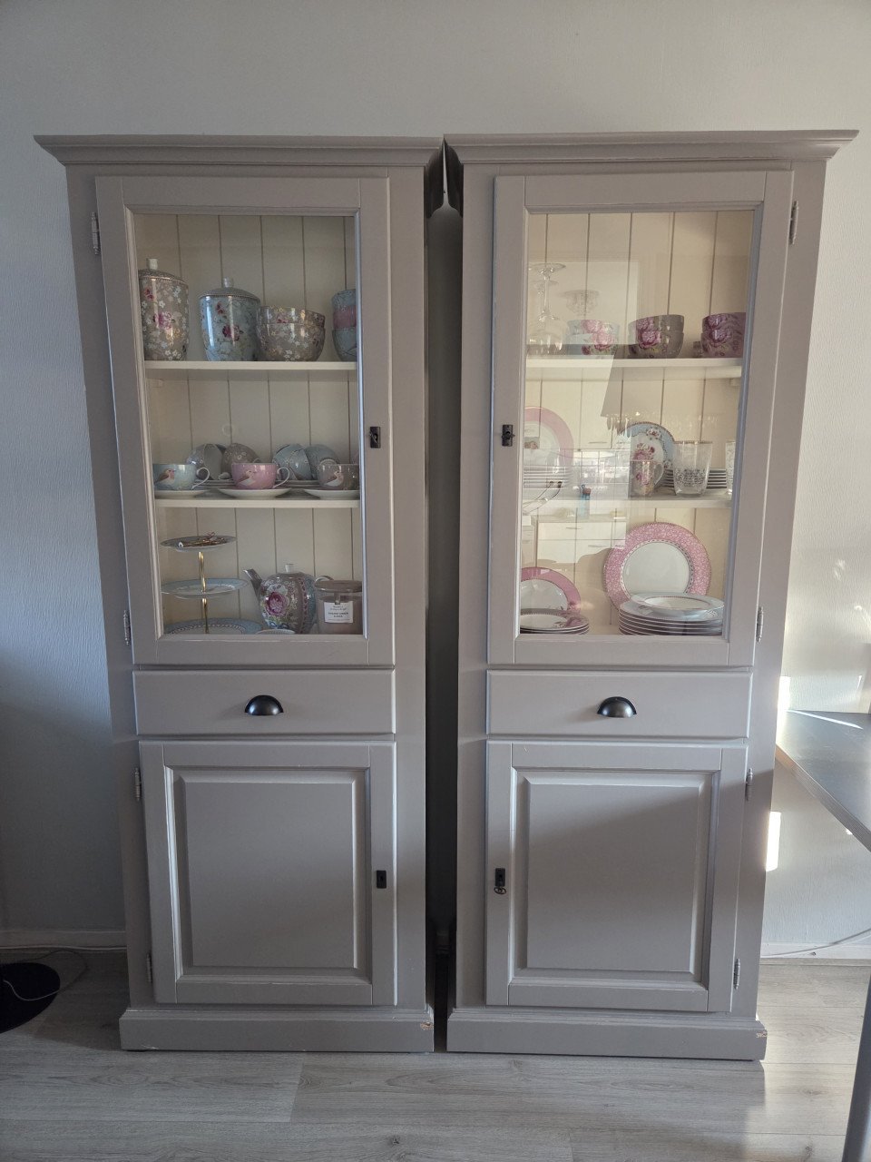 2 mooie lichtgrijze buffetkasten