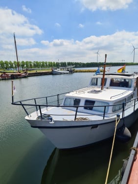Motorkruiser met schilderwerk