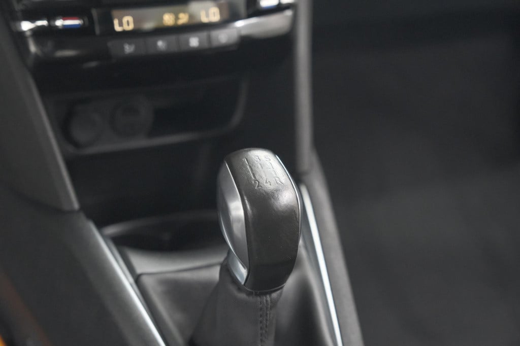 Peugeot 208 puretech 82 blue lease executive | parkeersensoren | navigatie 